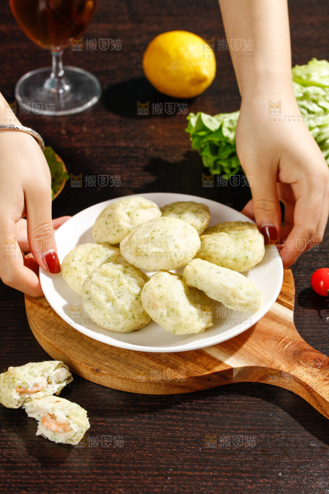 深底上的鲜虾饼