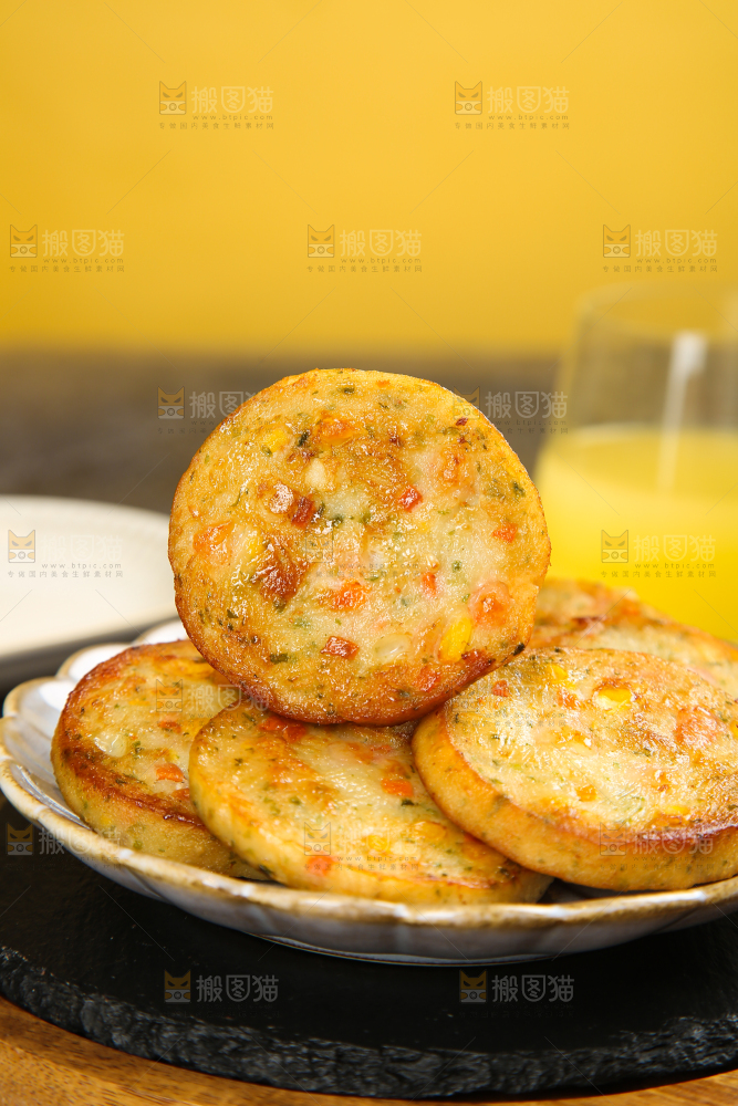 深底上的果蔬鲜虾饼