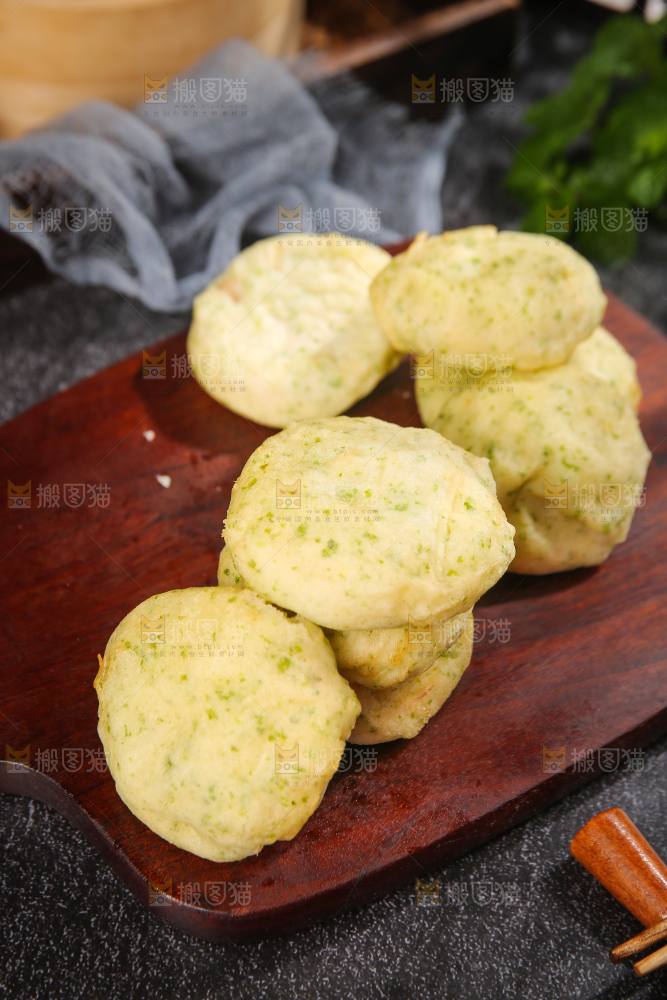 深底上的海苔鲜虾饼