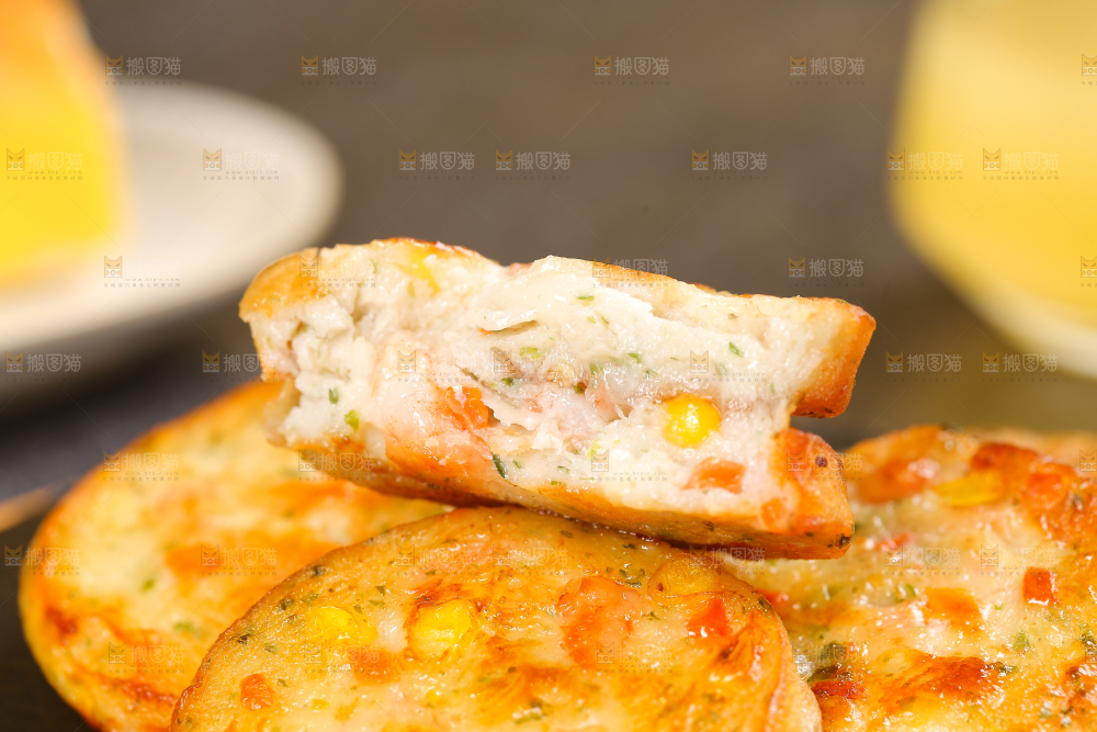 深底上的果蔬鲜虾饼