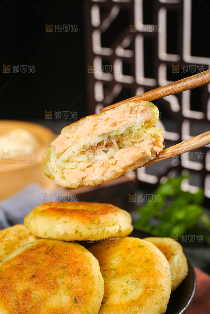 深底上的海苔鲜虾饼