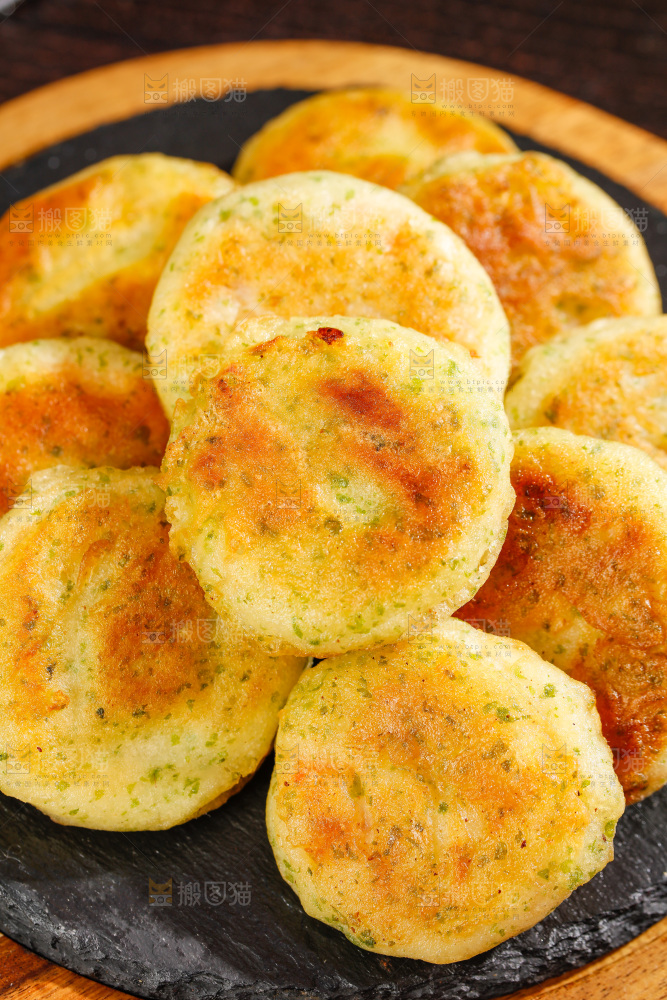 深底上的鲜虾饼