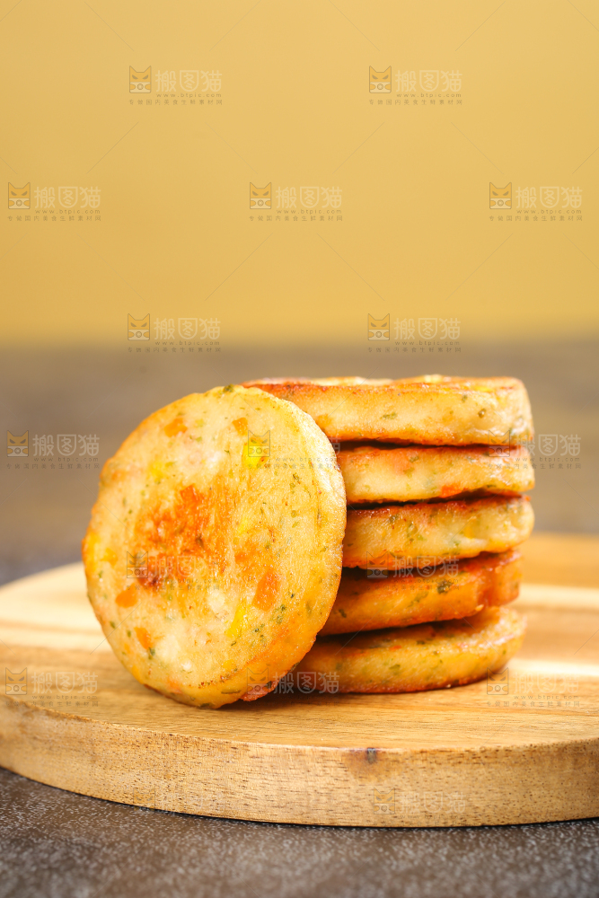 深底上的果蔬鲜虾饼