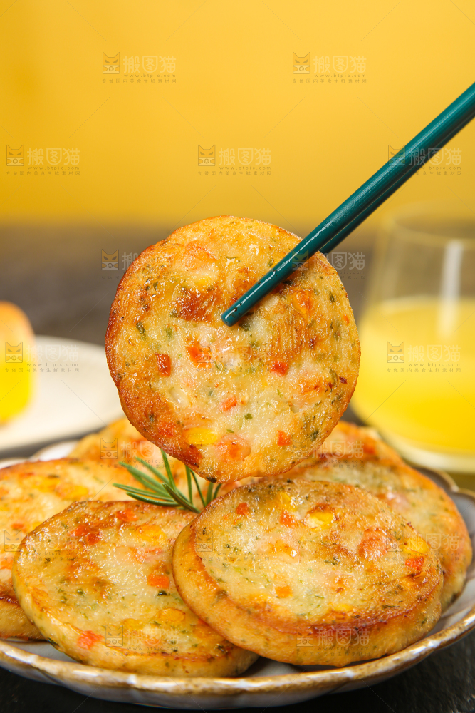 深底上的果蔬鲜虾饼