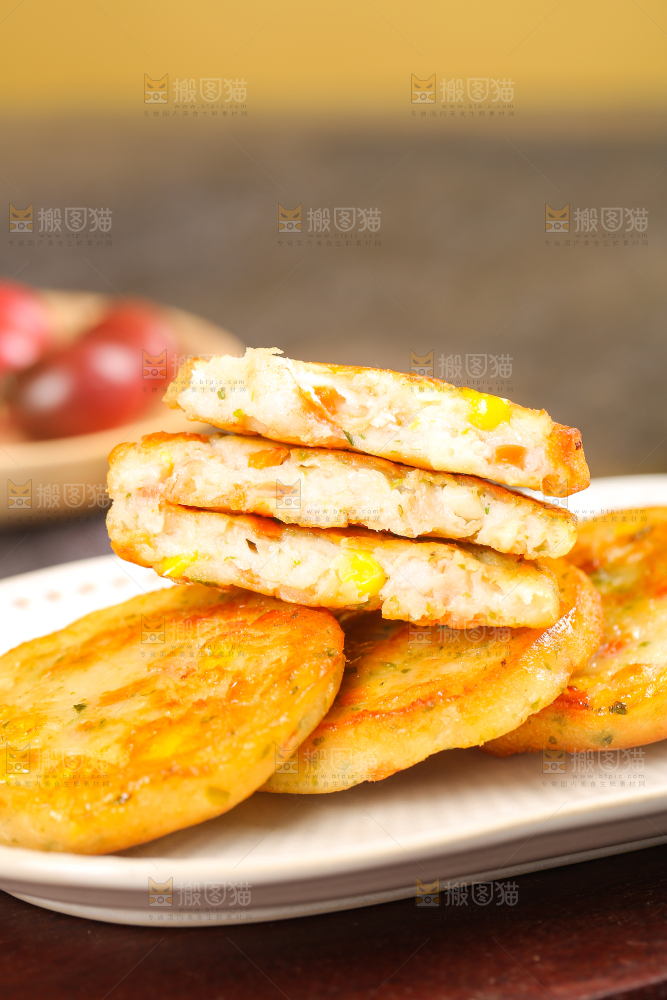 深底上的果蔬鲜虾饼