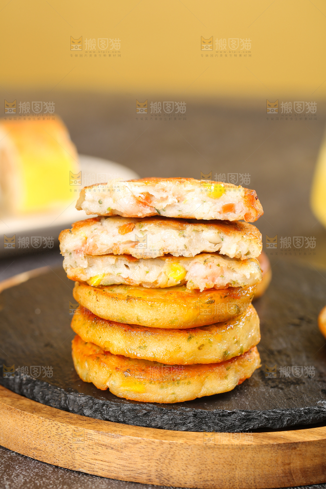 深底上的果蔬鲜虾饼