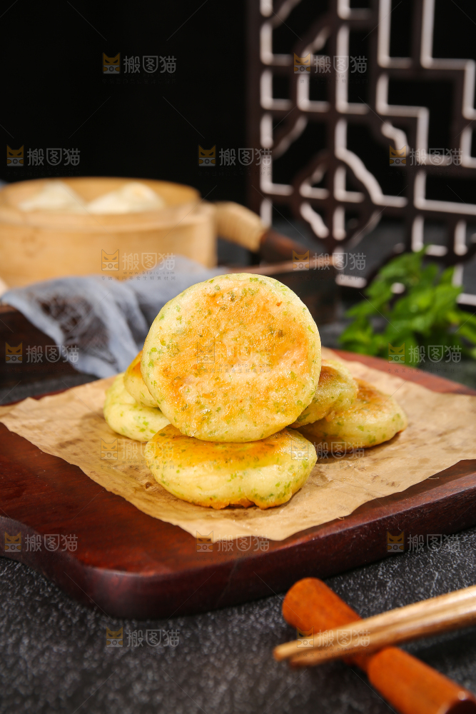 深底上的海苔鲜虾饼