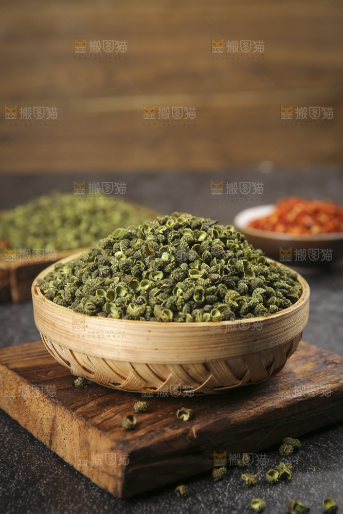 深底上的藤椒