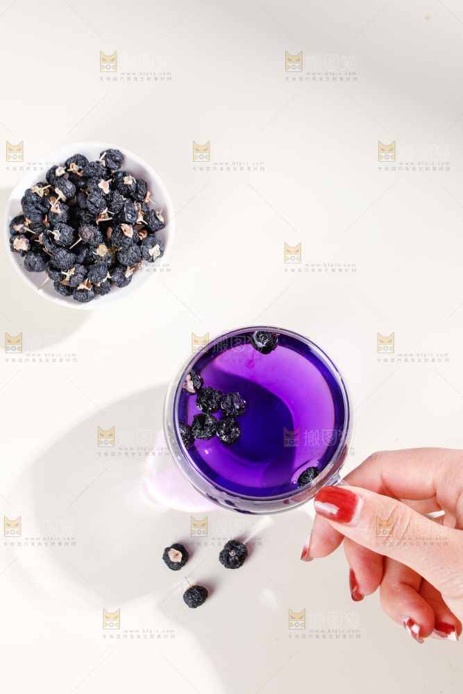 杯子里装着黑枸杞茶
