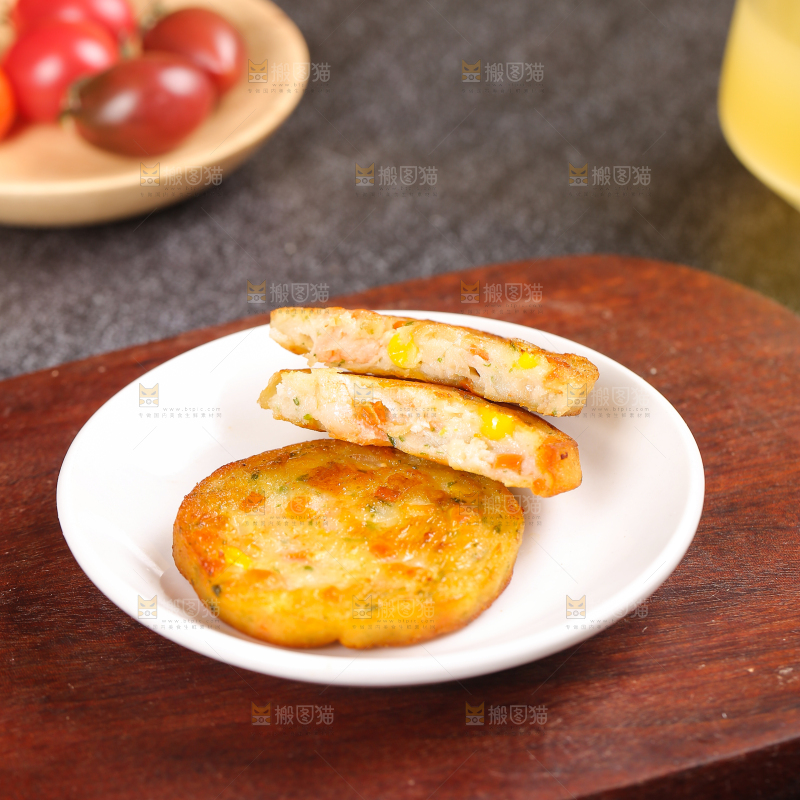 深底上的果蔬鲜虾饼
