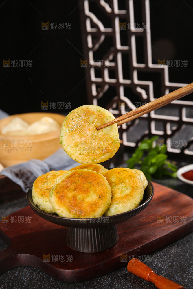深底上的海苔鲜虾饼