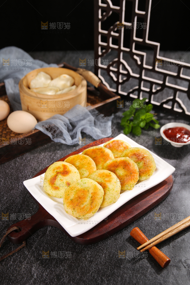 深底上的海苔鲜虾饼