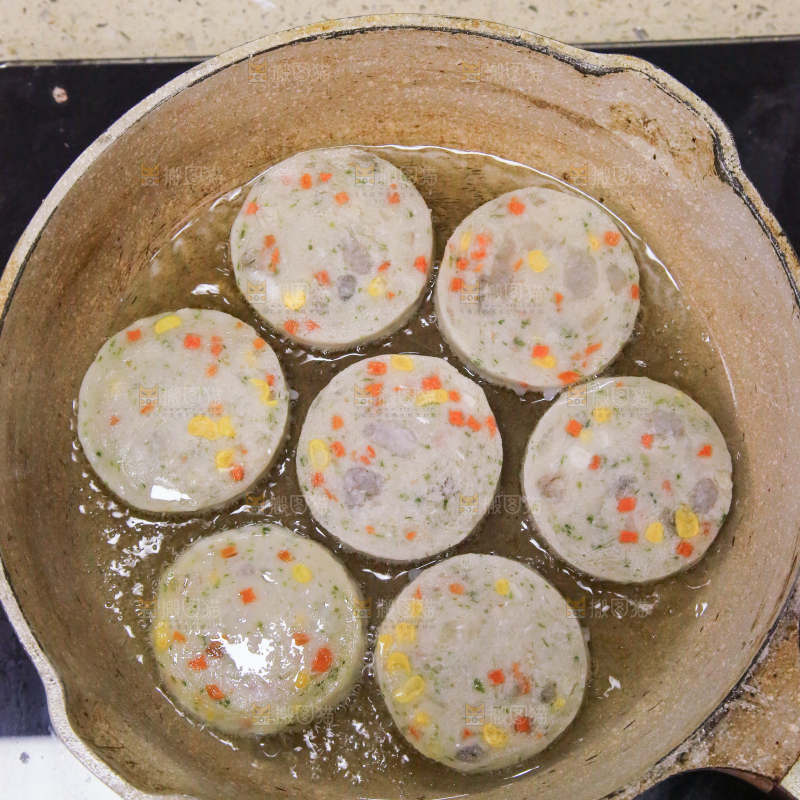 锅里的果蔬鲜虾饼