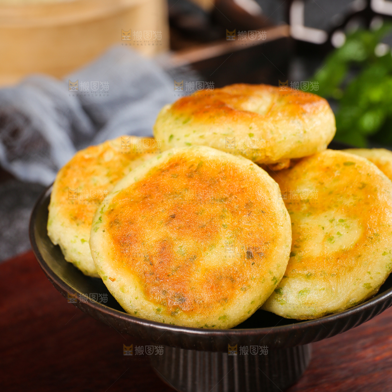 深底上的海苔鲜虾饼