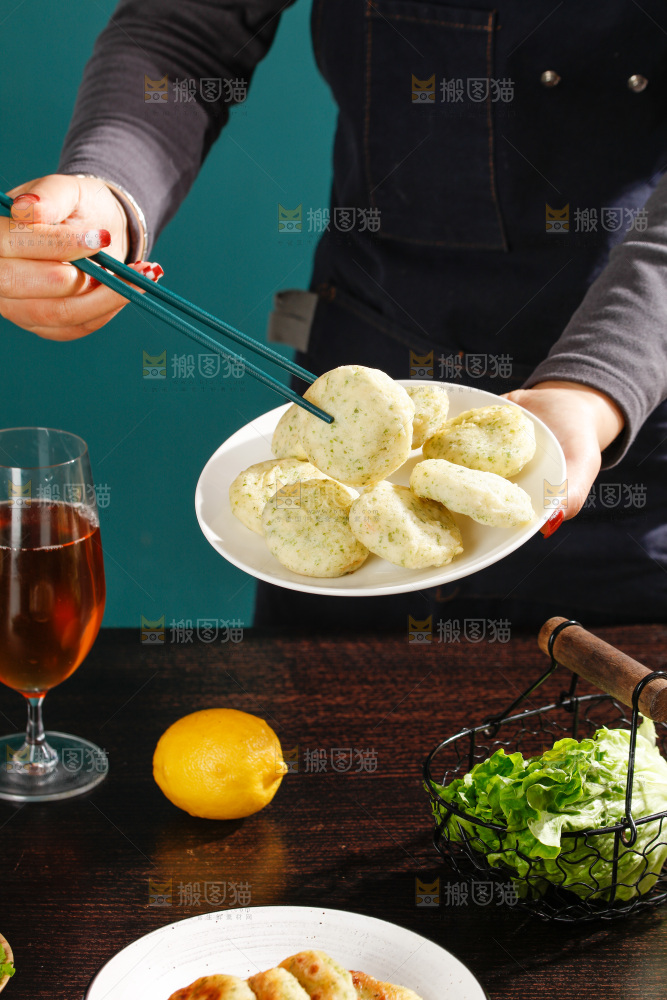 深底上的鲜虾饼