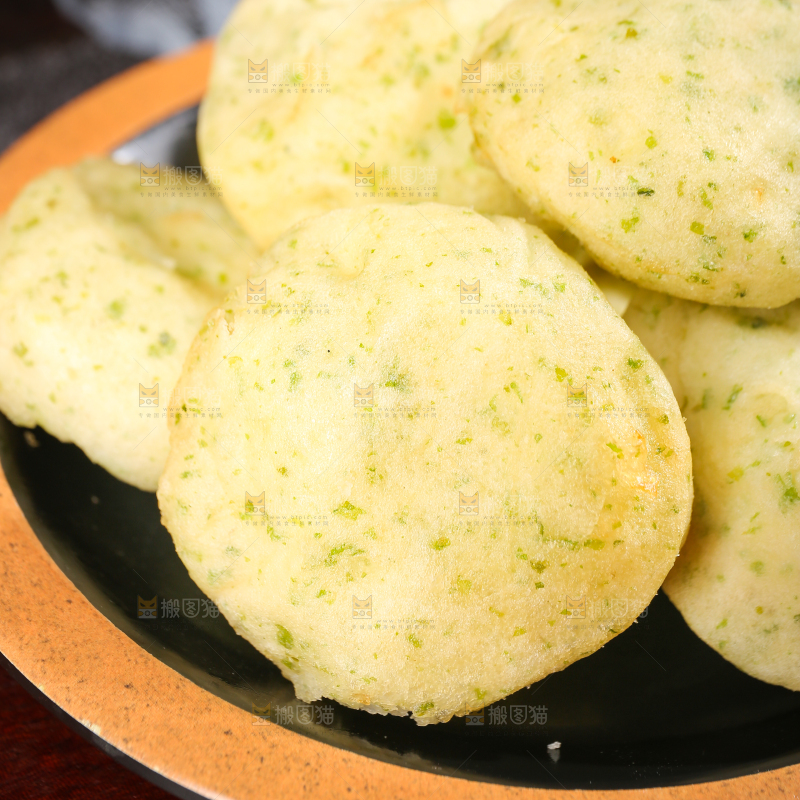深底上的海苔鲜虾饼