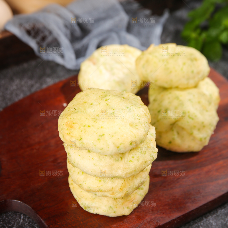 深底上的海苔鲜虾饼