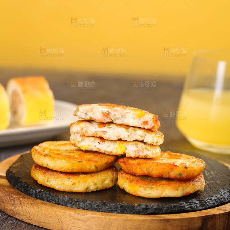 深底上的果蔬鲜虾饼