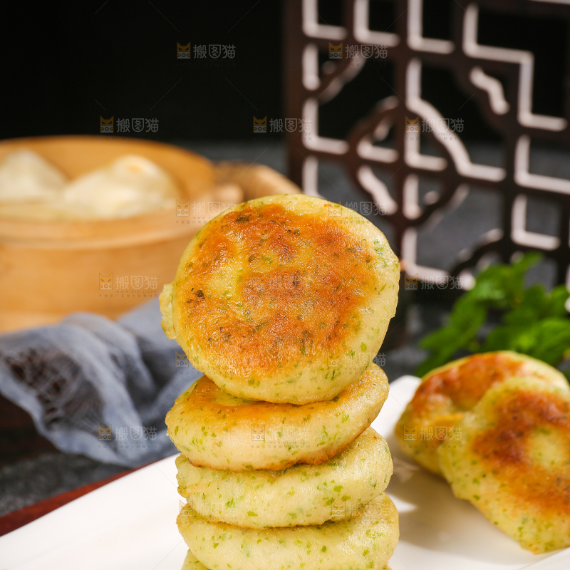 深底上的海苔鲜虾饼