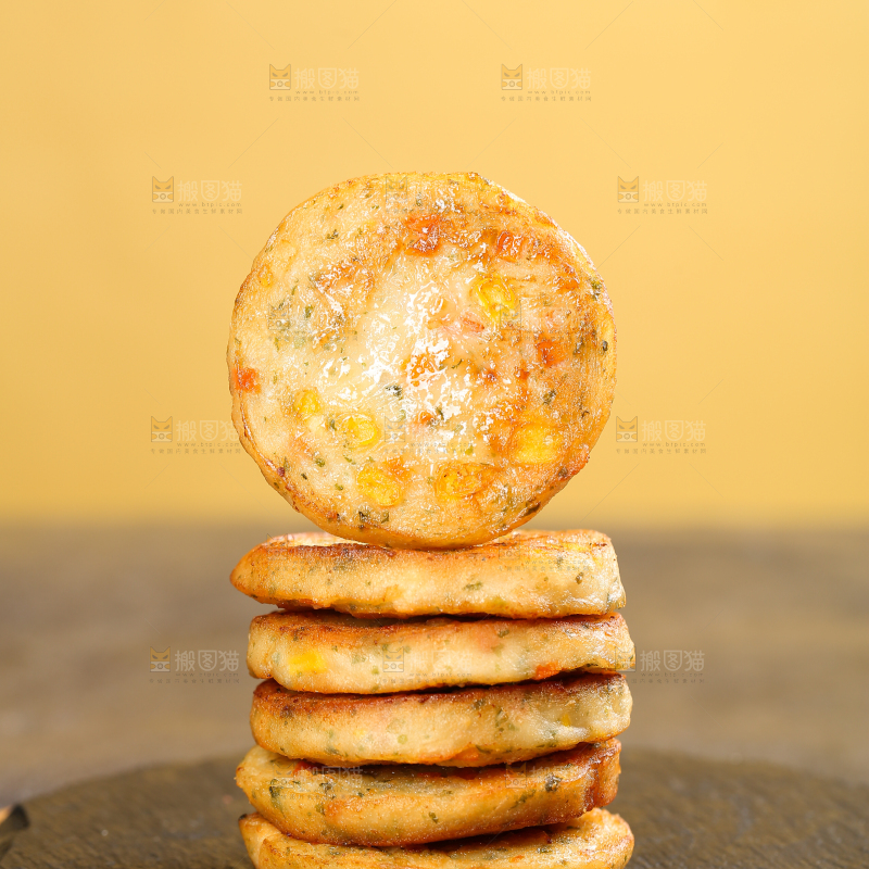 深底上的果蔬鲜虾饼