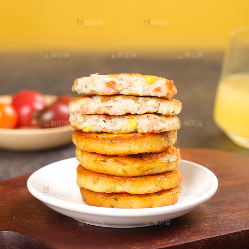 深底上的果蔬鲜虾饼