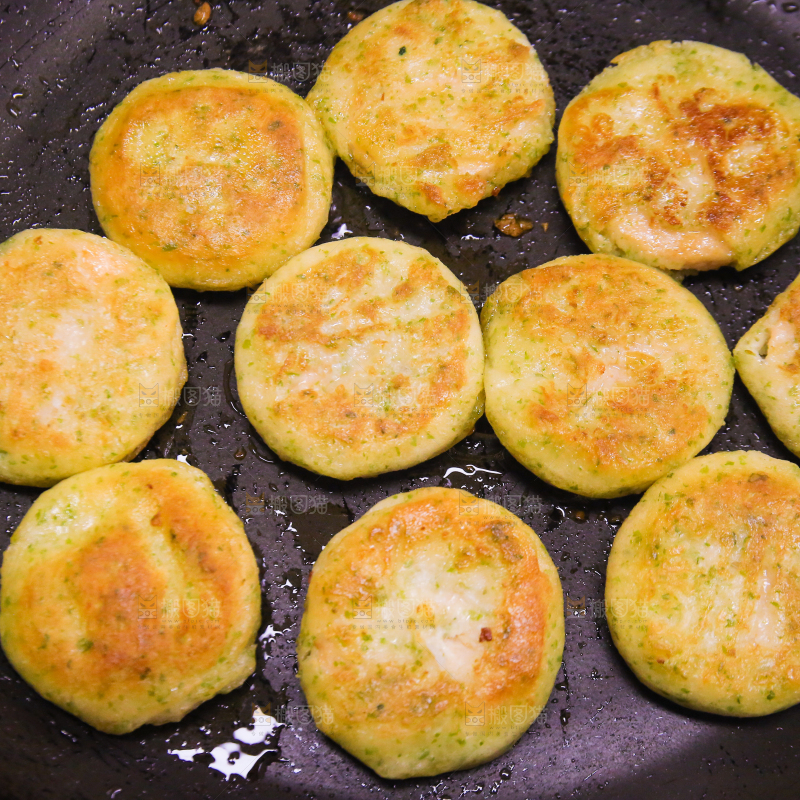 锅里的海苔鲜虾饼