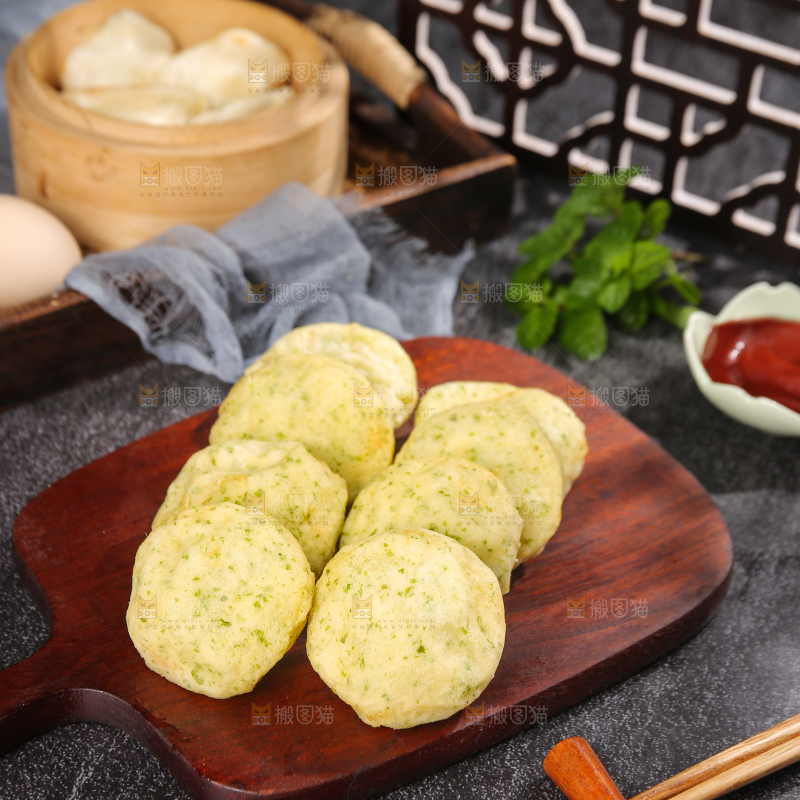 深底上的海苔鲜虾饼