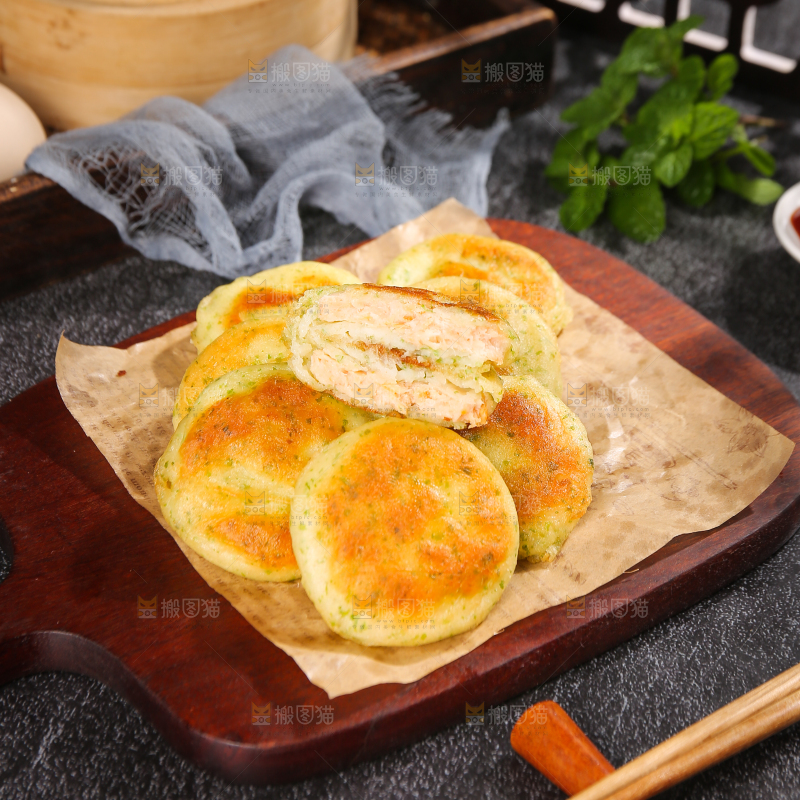 深底上的海苔鲜虾饼