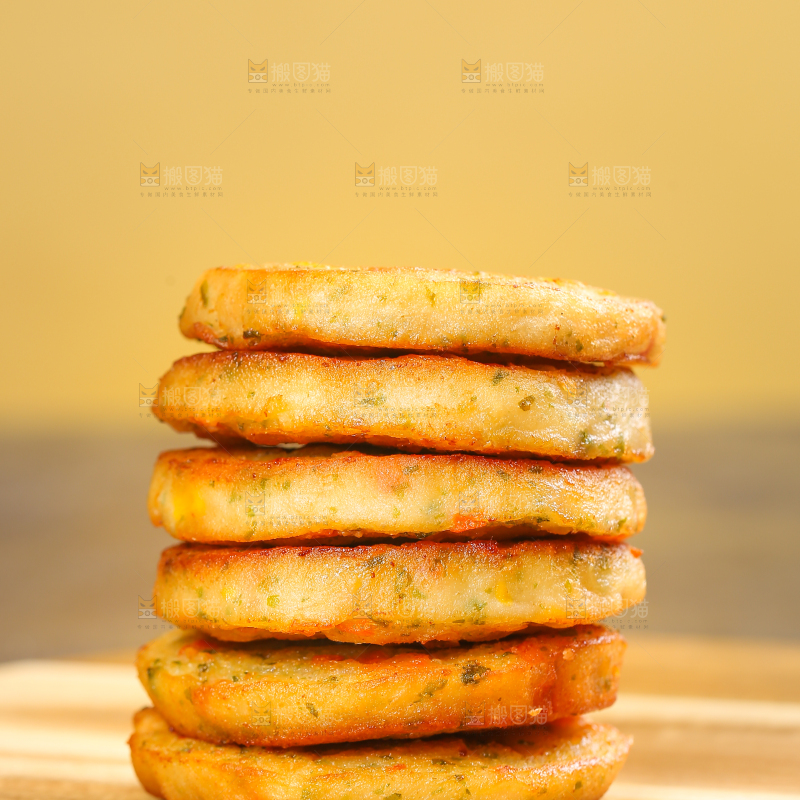 深底上的果蔬鲜虾饼