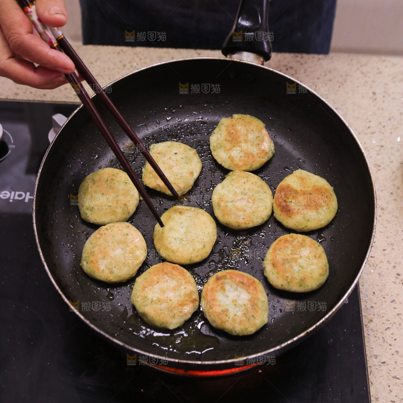 锅里的海苔鲜虾饼