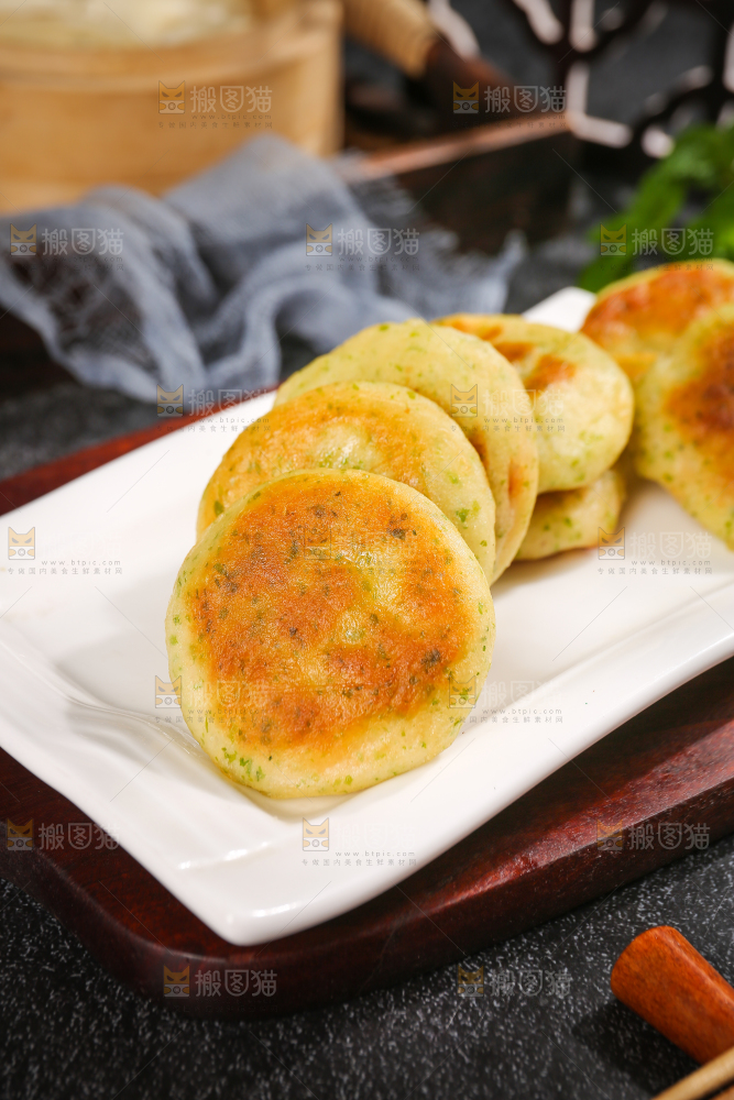 深底上的海苔鲜虾饼