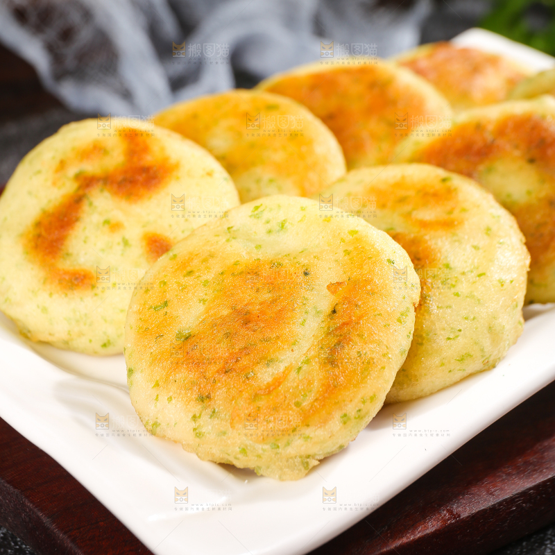 深底上的海苔鲜虾饼