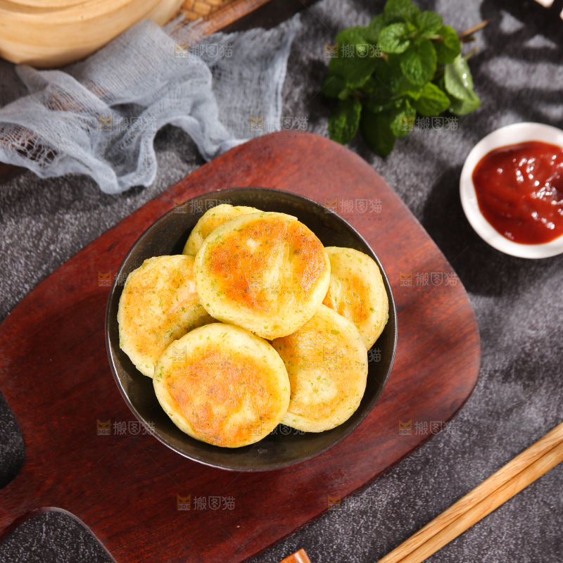 深底上的海苔鲜虾饼