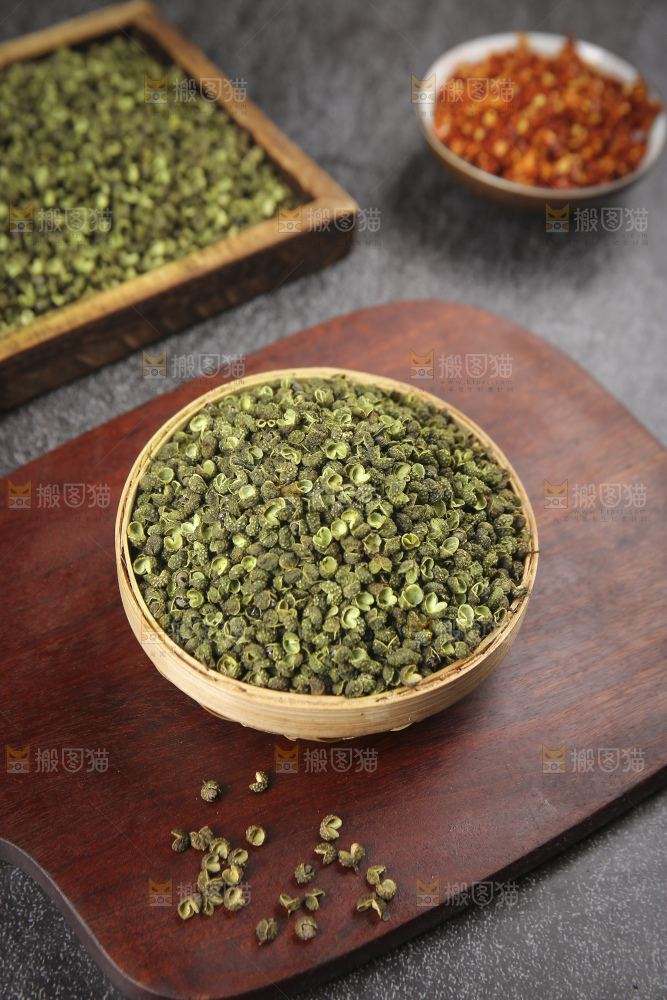深底上的藤椒