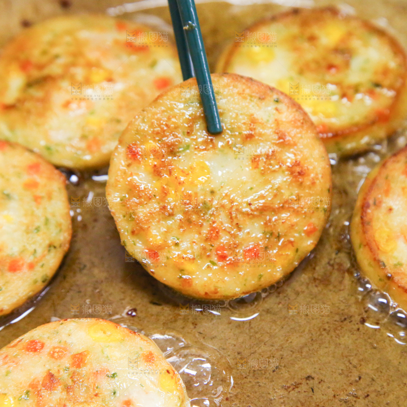 锅里的果蔬鲜虾饼
