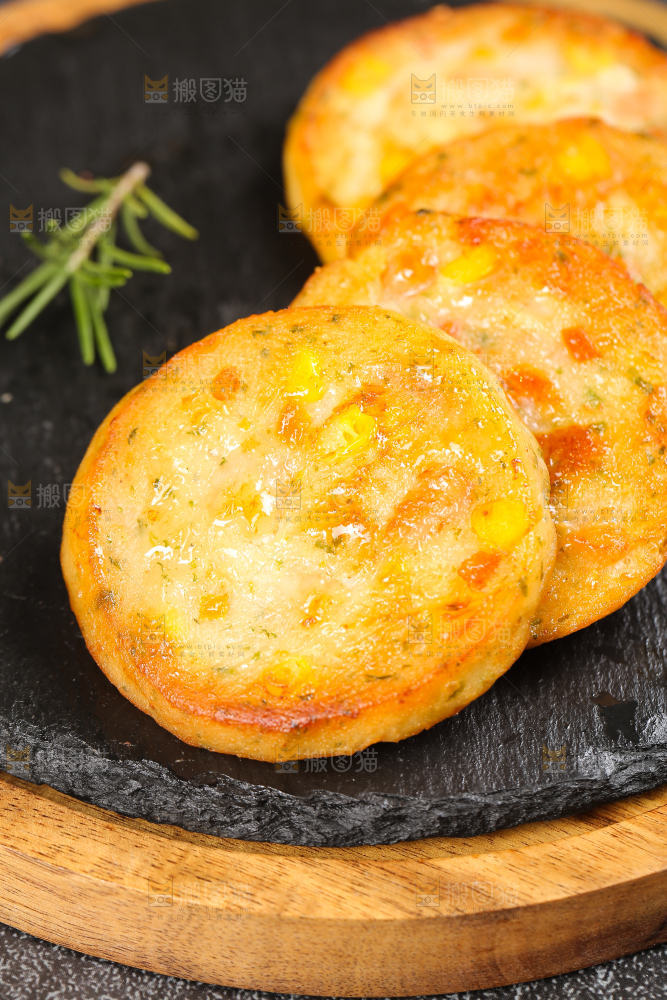 深底上的果蔬鲜虾饼
