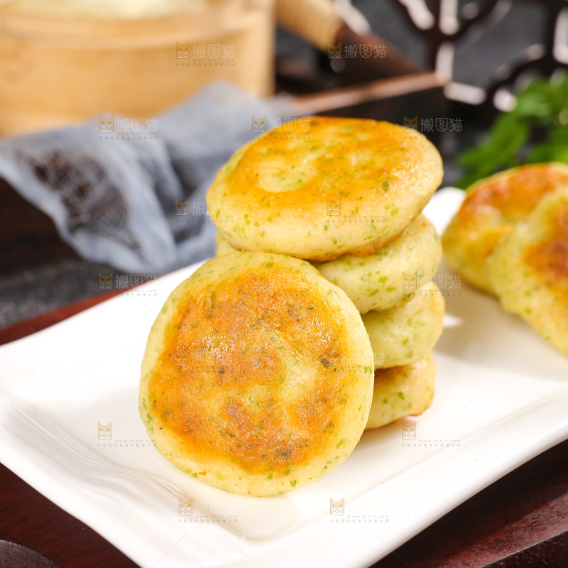 深底上的海苔鲜虾饼