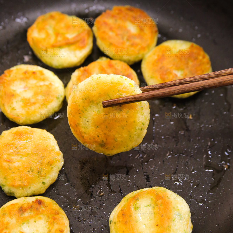 锅里的海苔鲜虾饼