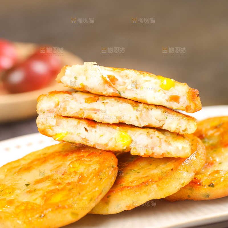 深底上的果蔬鲜虾饼