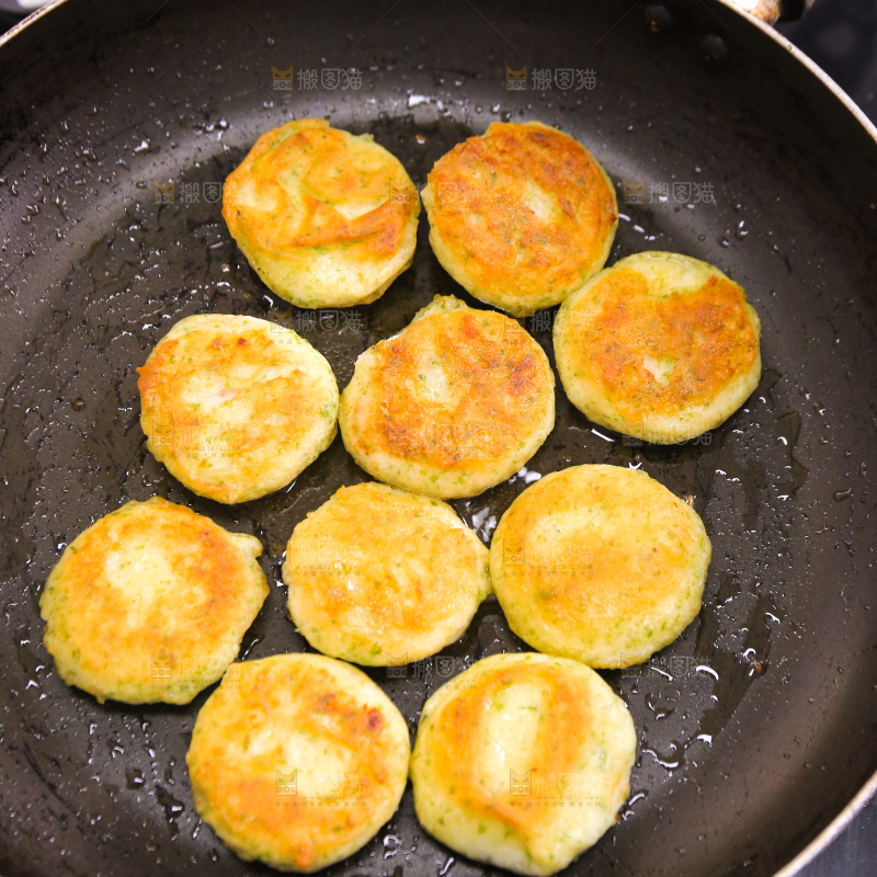 锅里的海苔鲜虾饼