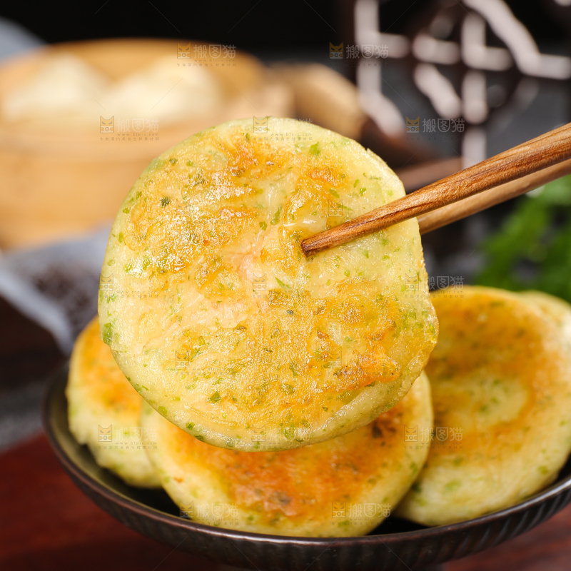深底上的海苔鲜虾饼