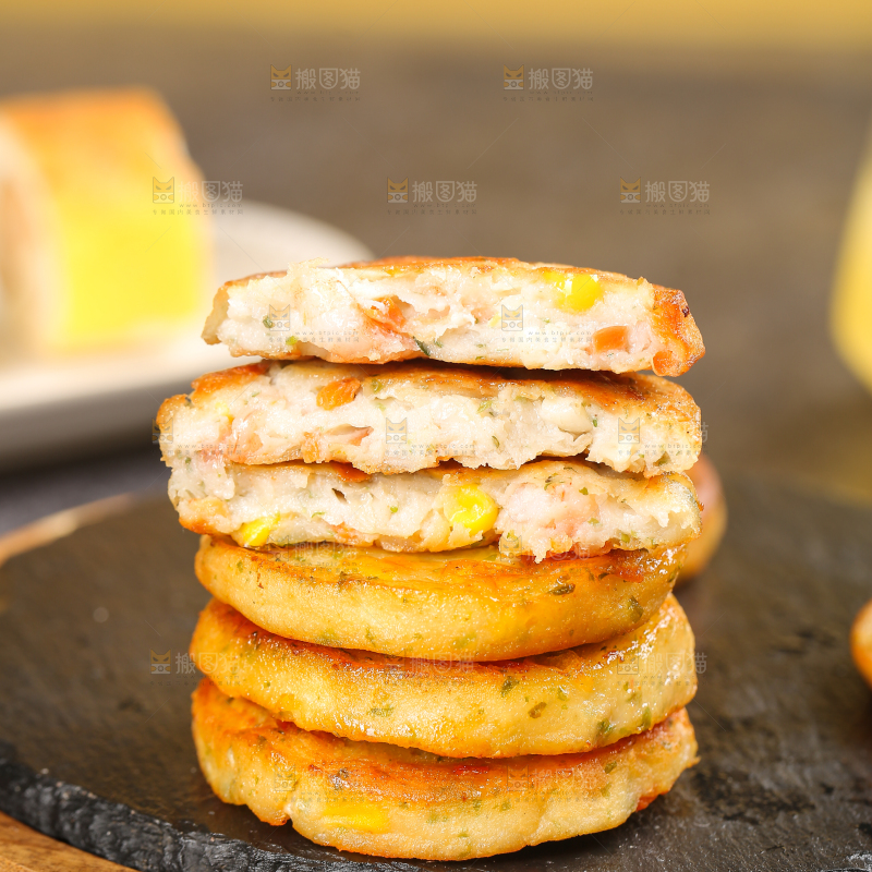 深底上的果蔬鲜虾饼