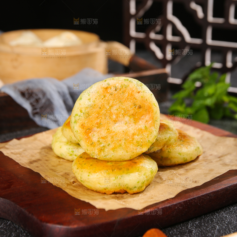 深底上的海苔鲜虾饼