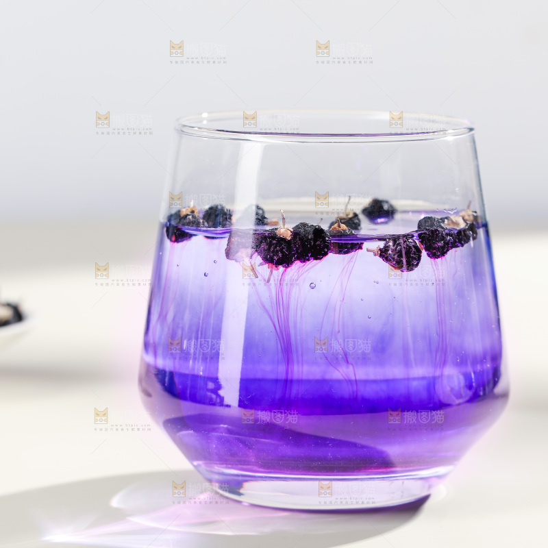 杯子里装着黑枸杞茶
