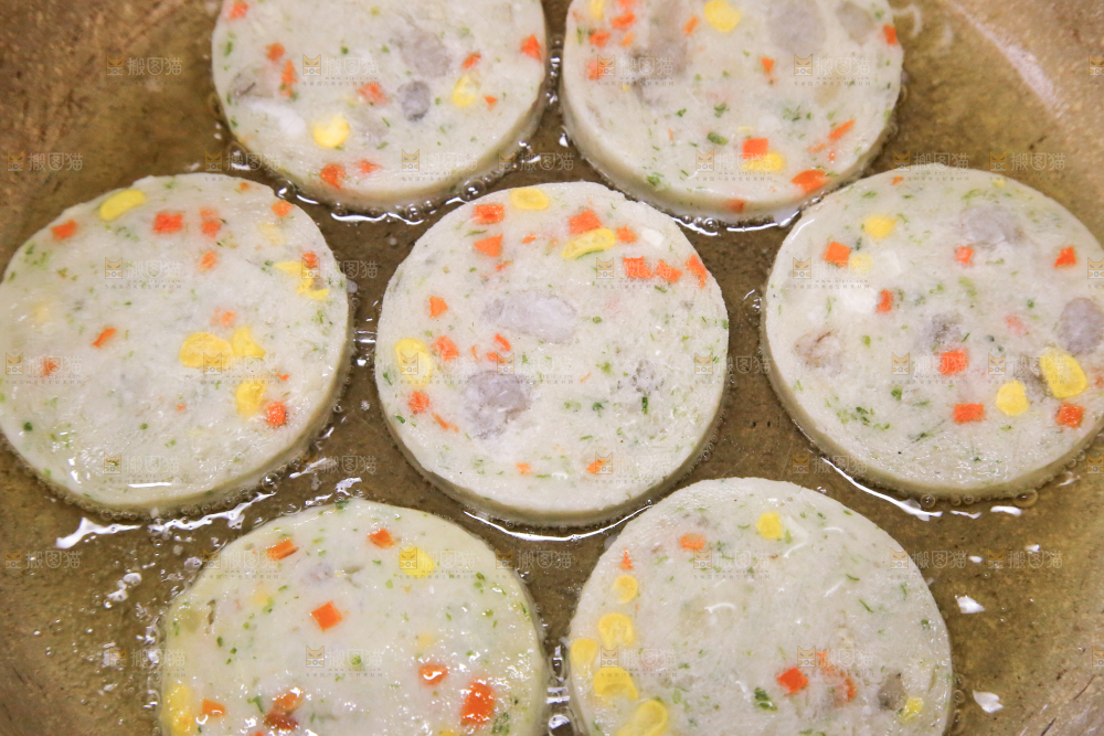 锅里的果蔬鲜虾饼