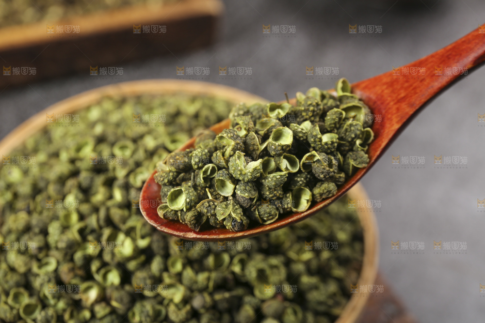 深底上的藤椒