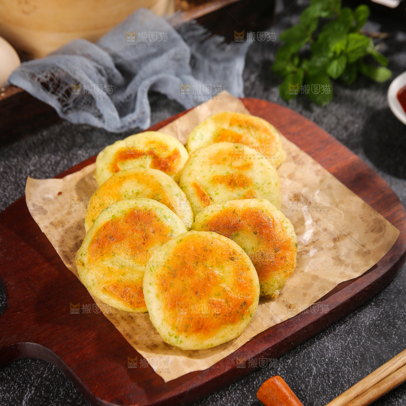 深底上的海苔鲜虾饼