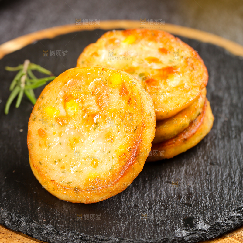 深底上的果蔬鲜虾饼