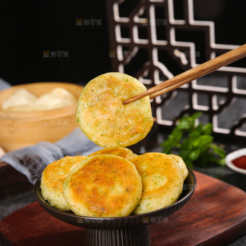深底上的海苔鲜虾饼