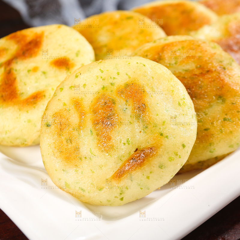 深底上的海苔鲜虾饼